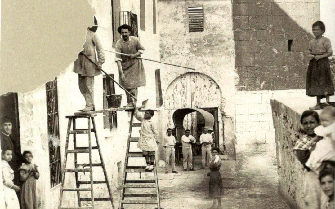 Los hermanos Peris emblanquinando. Archivo familia Mora Yuste.