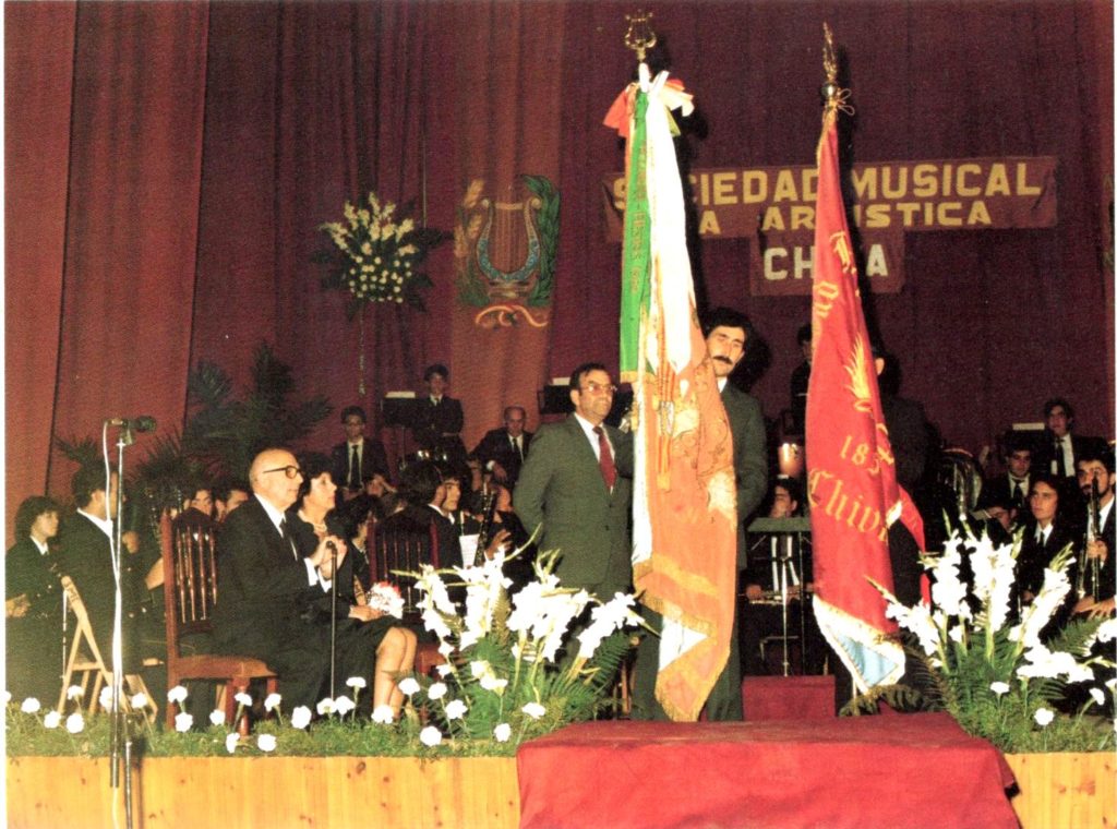 D. Vela en el acto de Bendición de la bandera. 08-10-1983. Fotografía en libro La Artística, de A. Corral