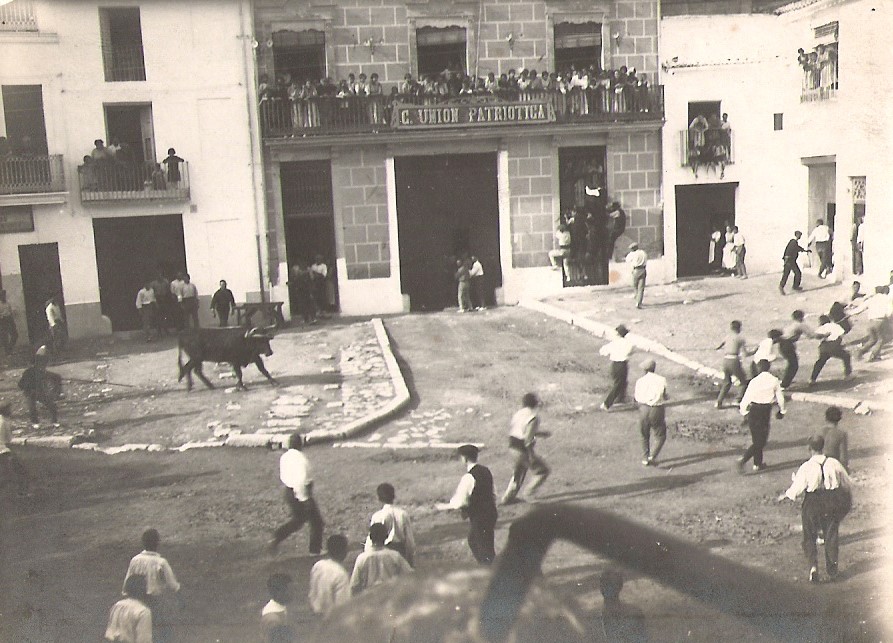 Torico en la Plaza. 1920.